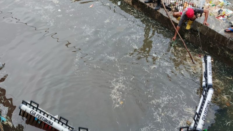 Pertamina Sulawesi Wujudkan Lingkungan Bersih Lewat Trash Barrier Sungai Pasar Lakessi