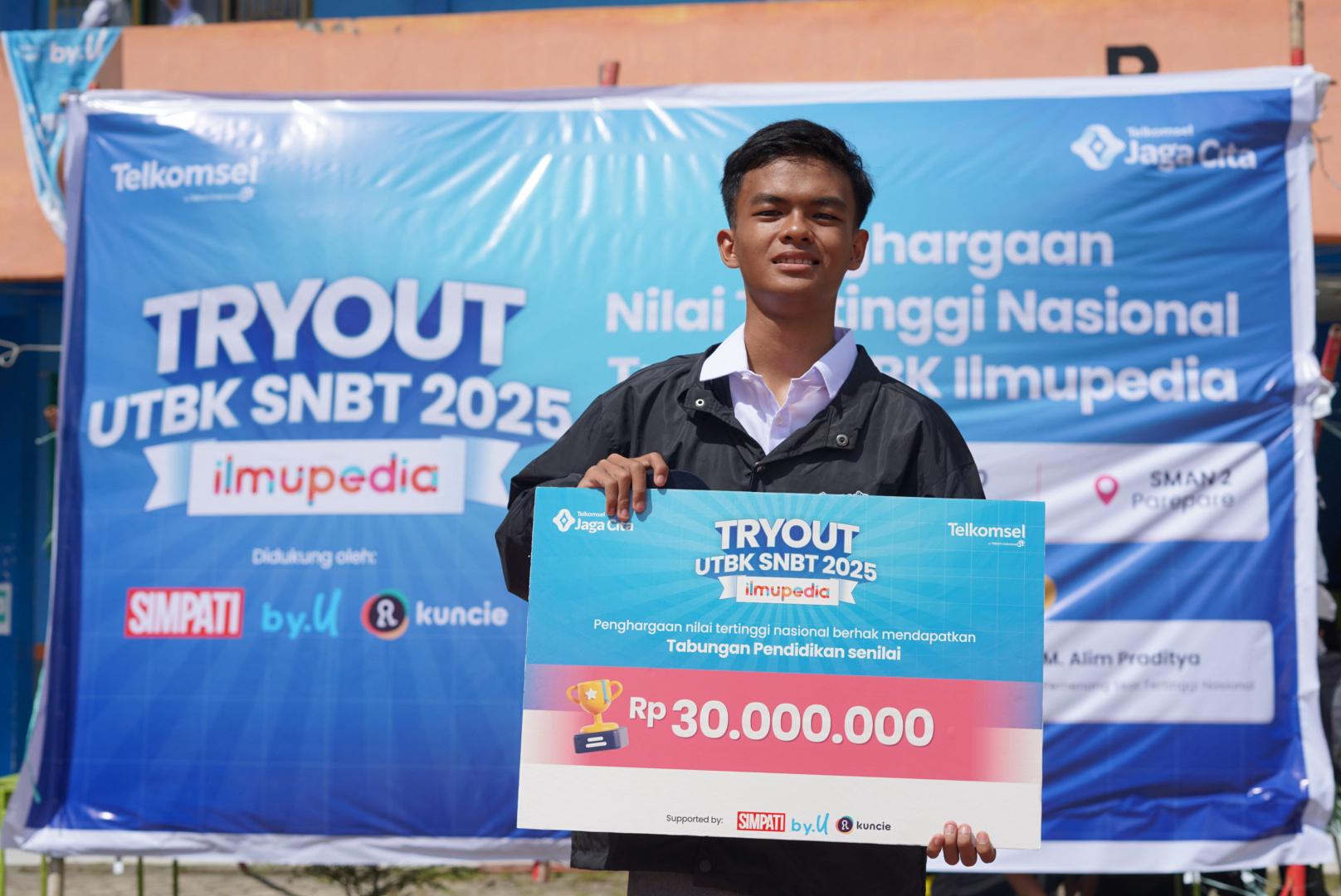 Alim Pelajar Parepare Dapat Bantuan Pendidikan Telkomsel usai Top Scorer Tryout UTBK 2025