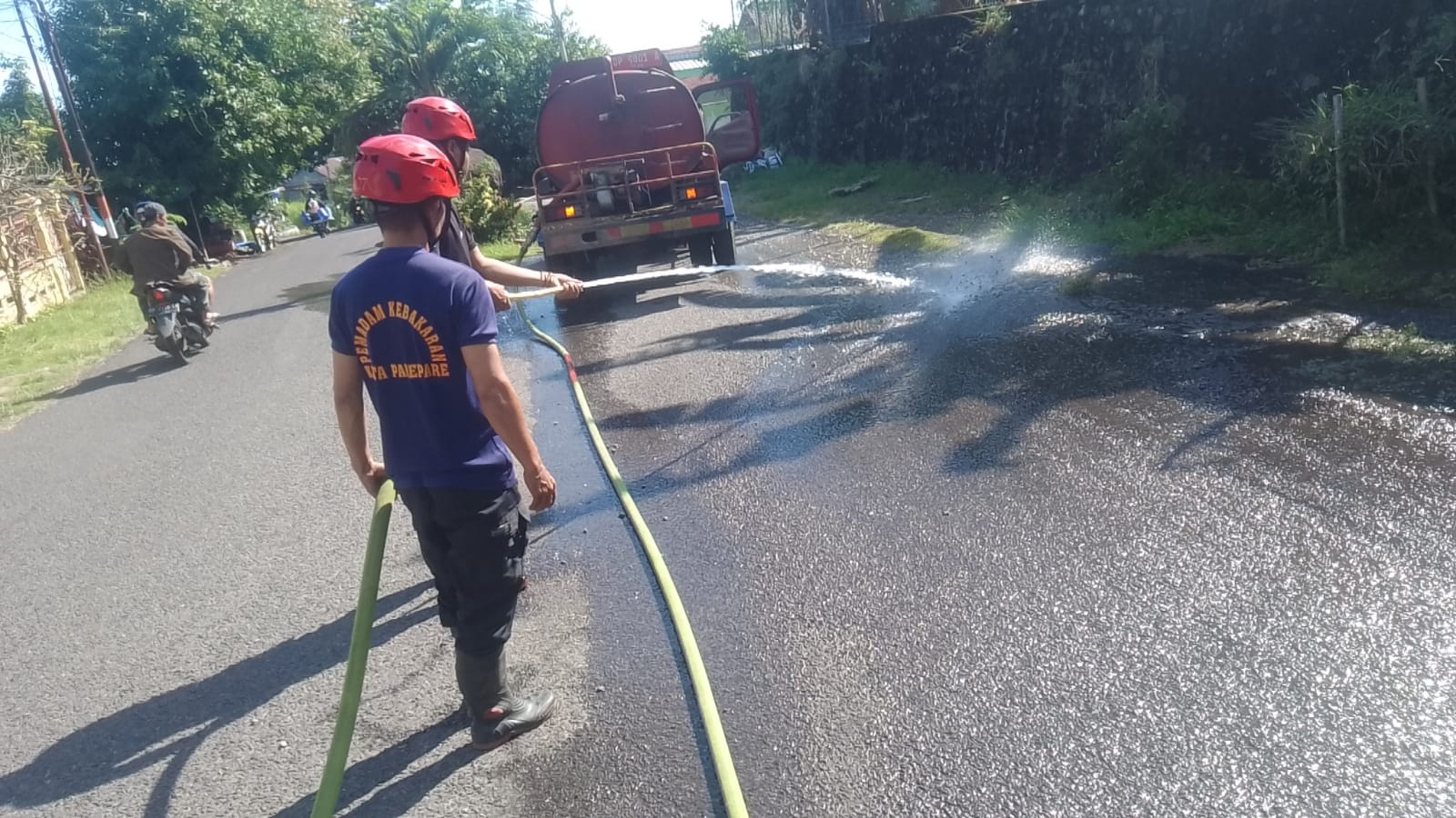 Sigap Tanggapi Aduan Warga, Damkar Parepare Bersihkan Krikil Berserakan di Jalan Raya