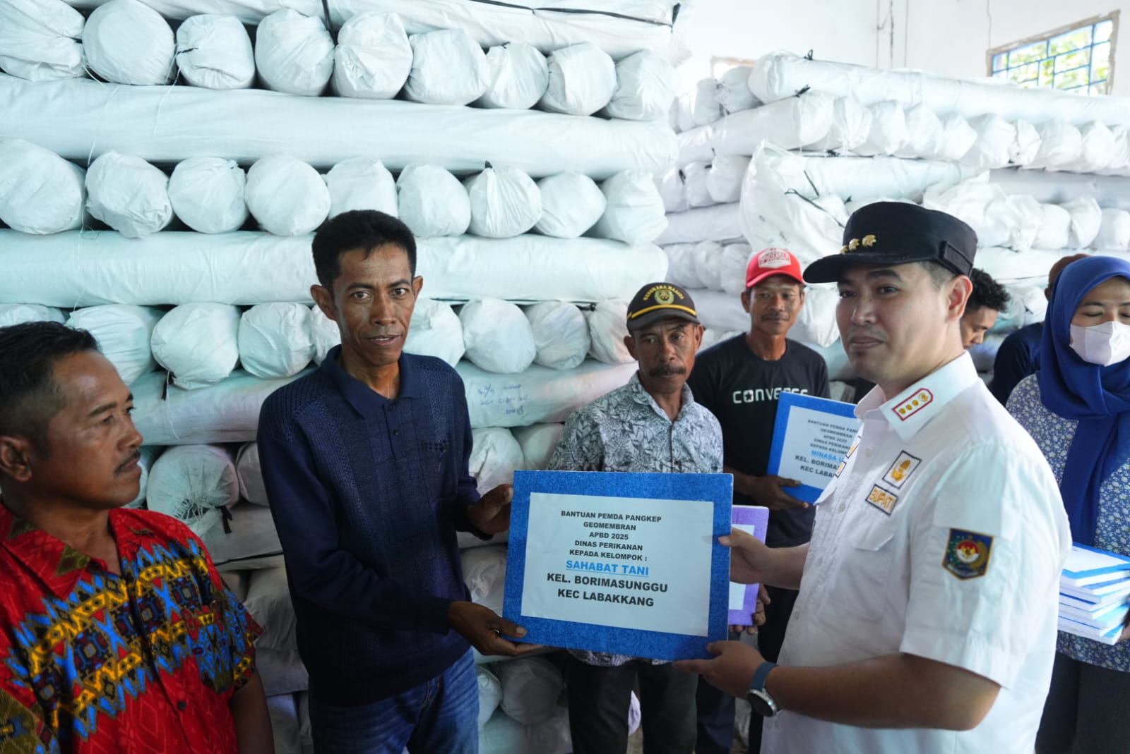 Pemkab Pangkep Serahkan Bantuan Geomembran ke Kelompok Petambak Garam