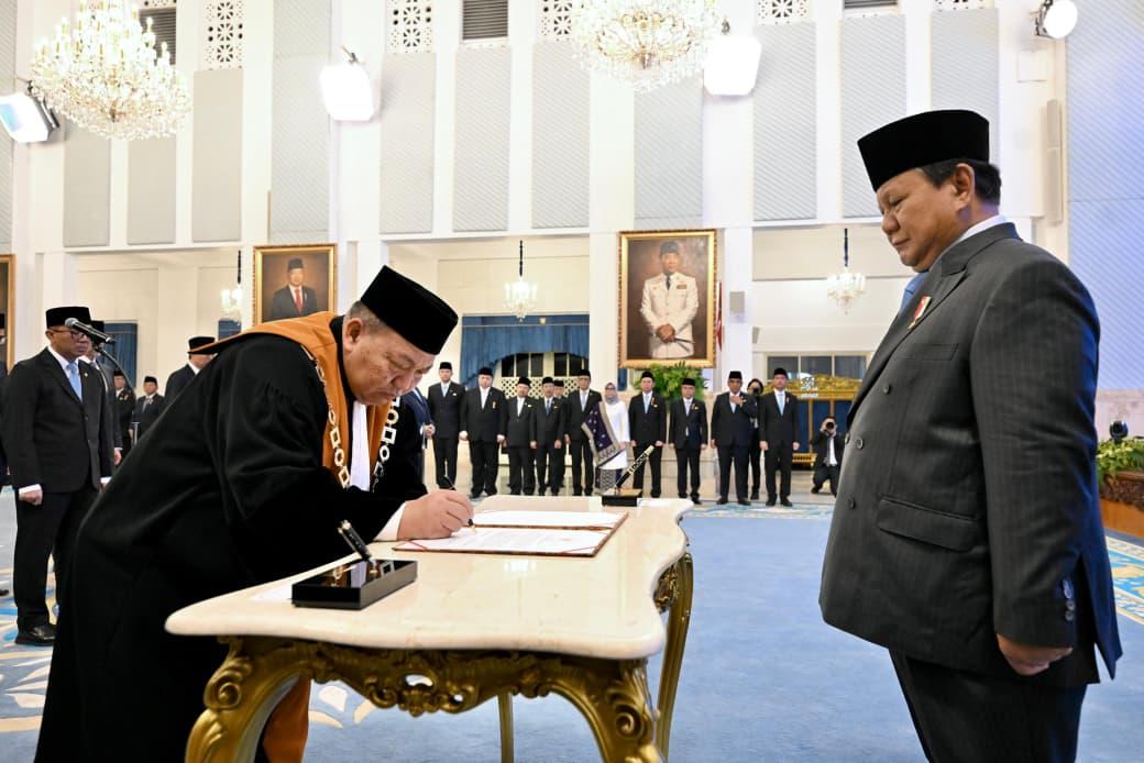 Prabowo Lantik Suharto di Istana Negara