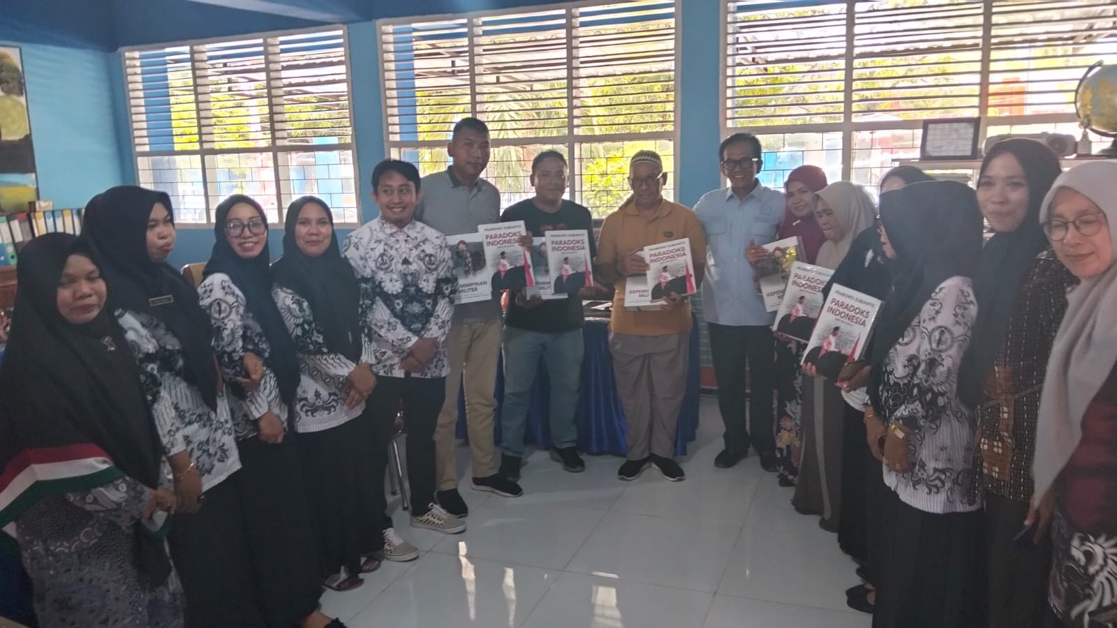 La Tinro La Tunrung Bagikan Buku Karya Presiden Prabowo di Sekolah Pinrang