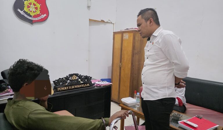Bejat, Pria Ini Tikam Imam Saat Salat Subuh