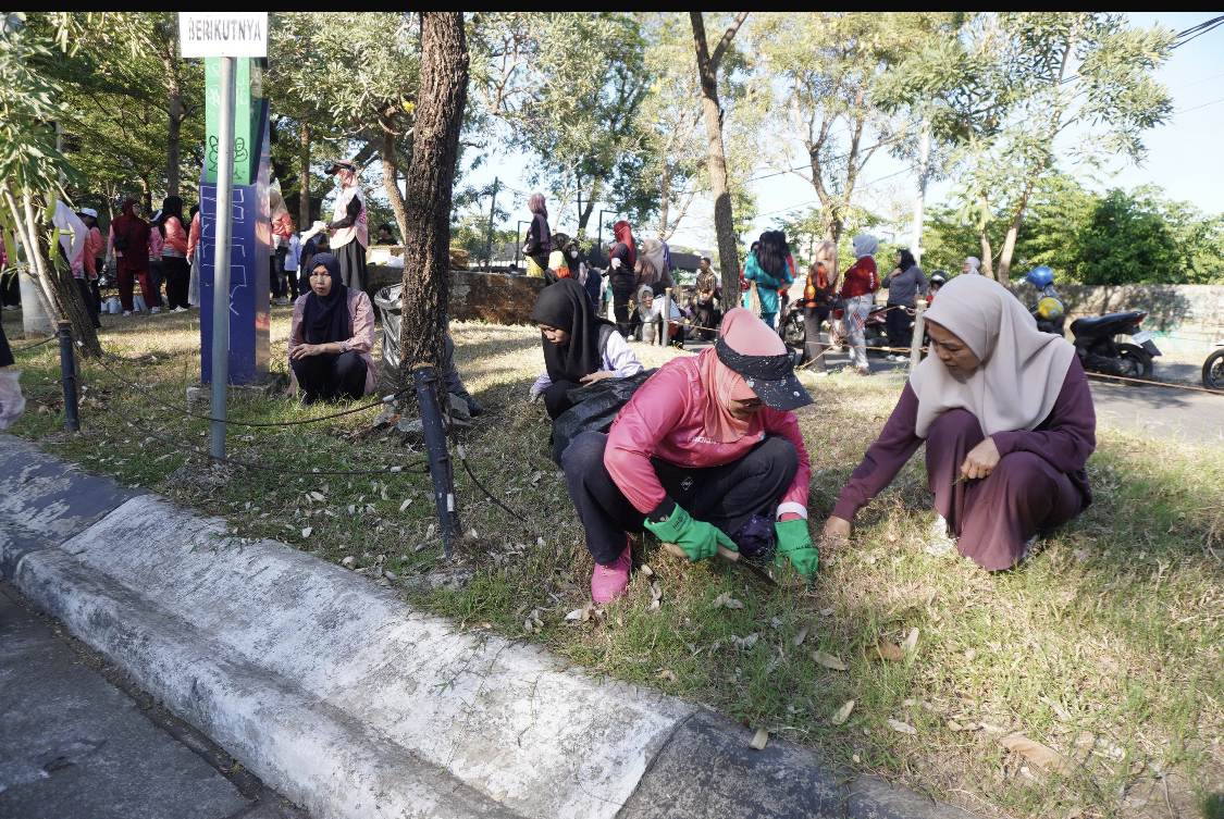 PKK Makassar Tanam Pohon Bougenville di Anjungan Losari