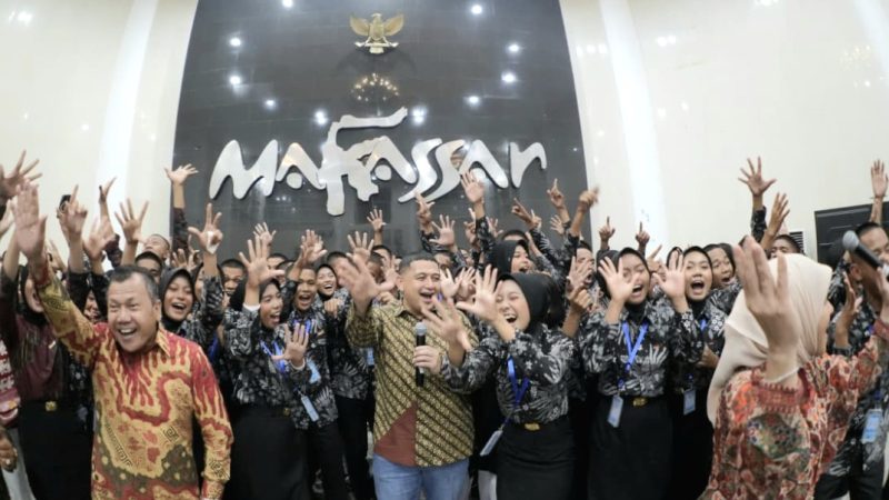 Paskibraka Makassar Dihadiahkan Pin Emas dan Beasiswa Pendidikan
