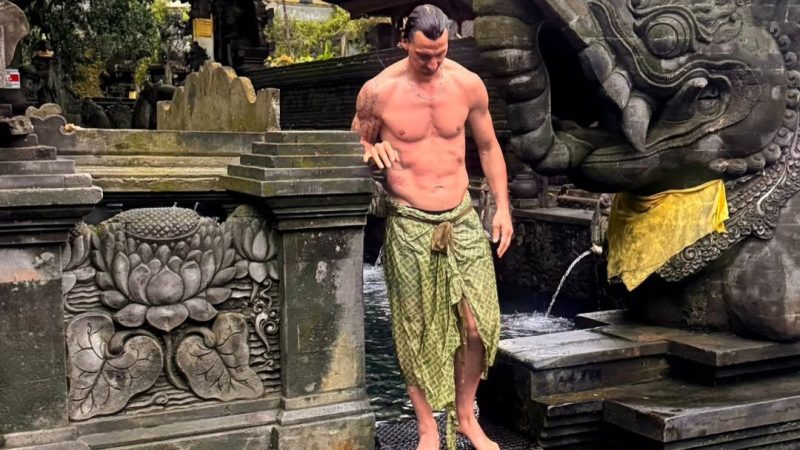 Legenda Sepak Bola Zlatan Ibrahimovic Unggah Foto Melukat di Bali