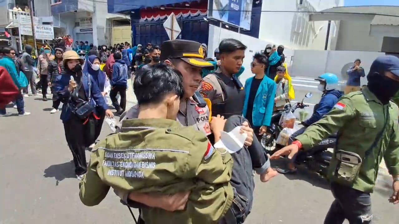 Wakapolres Parepare Gendong Mahasiswa Pingsan di Tengah Aksi Demo