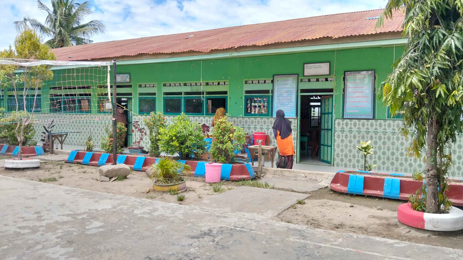 Miris, Ratusan Siswa SD di Pinrang Belajar di Gedung Tak Layak