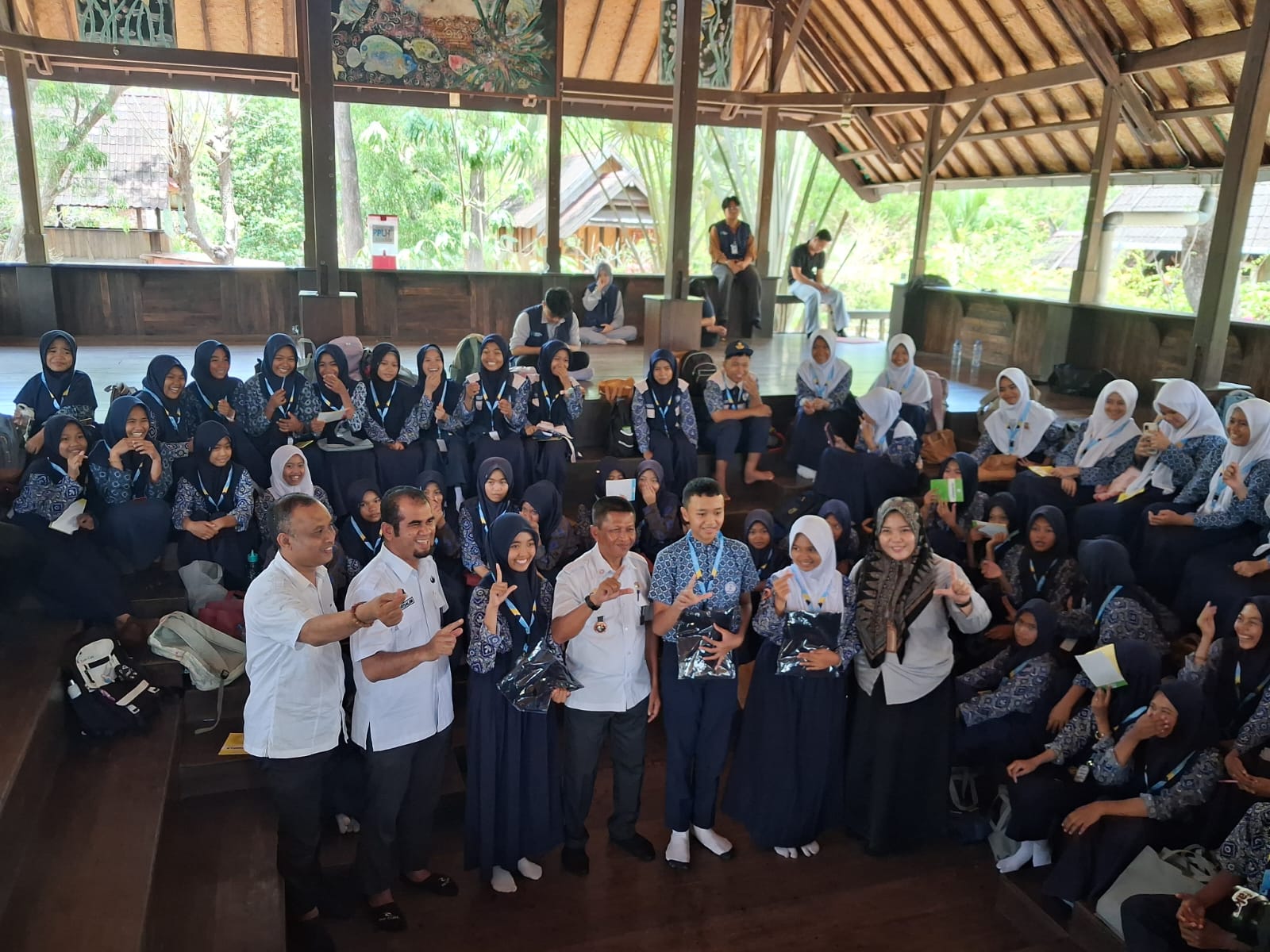 Kadis Pendidikan Minta Siswa-siswi SMP di Takalar Maksimalkan English Camp di Puntondo