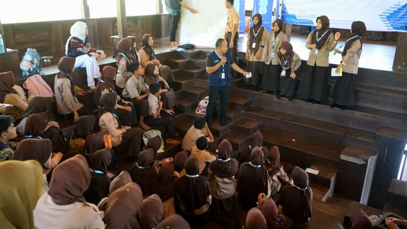 Treasure Hunt dan Sejumlah Metode Belajar Asik “Warnai Serunya English Camp DEC Day 3”