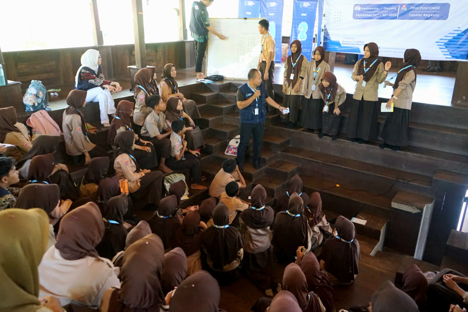 Treasure Hunt dan Sejumlah Metode Belajar Asik “Warnai Serunya English Camp DEC Day 3”
