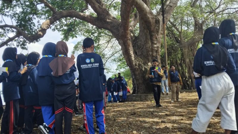 Coach Yusril Hebohkan English Camp Decimal dengan Games Telling Direction