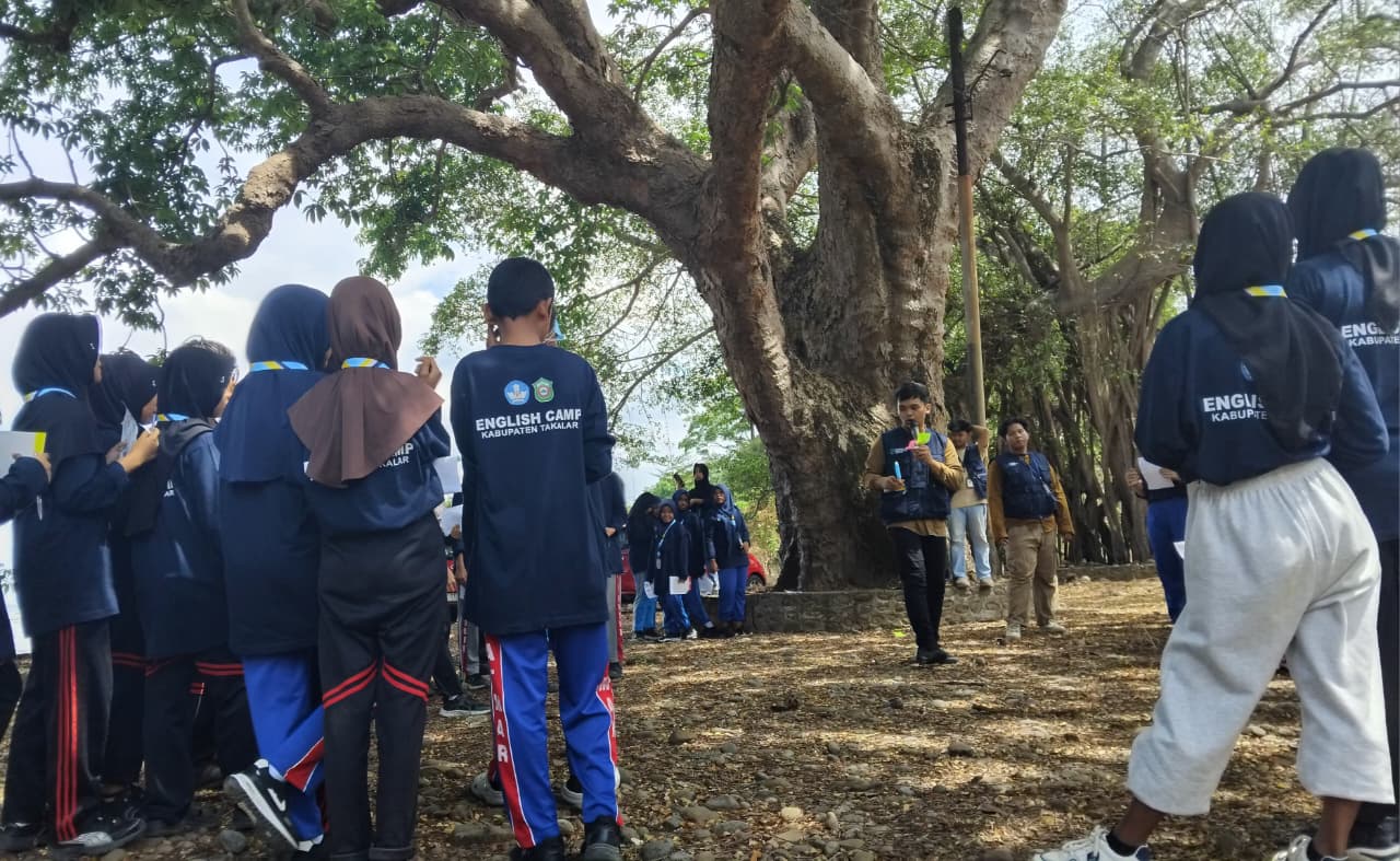 Coach Yusril Hebohkan English Camp Decimal dengan Games Telling Direction