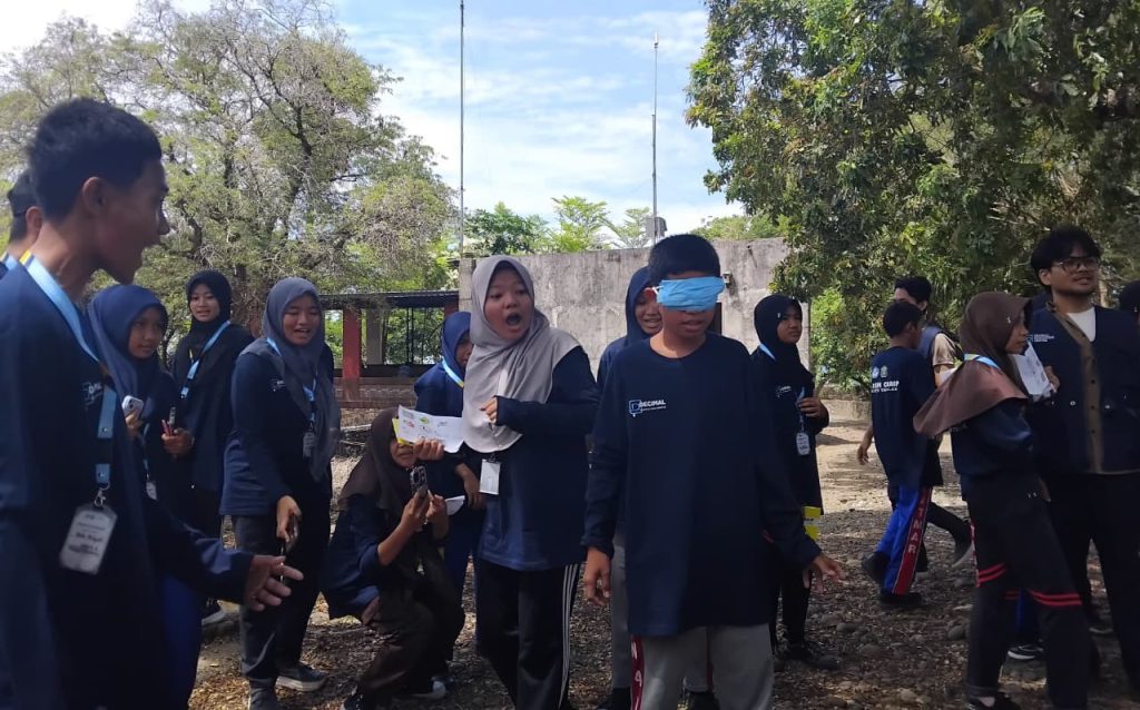 Peserta English Camp  tingkat SMP se Takalar saat menjejal Games Telling Direction (ist)