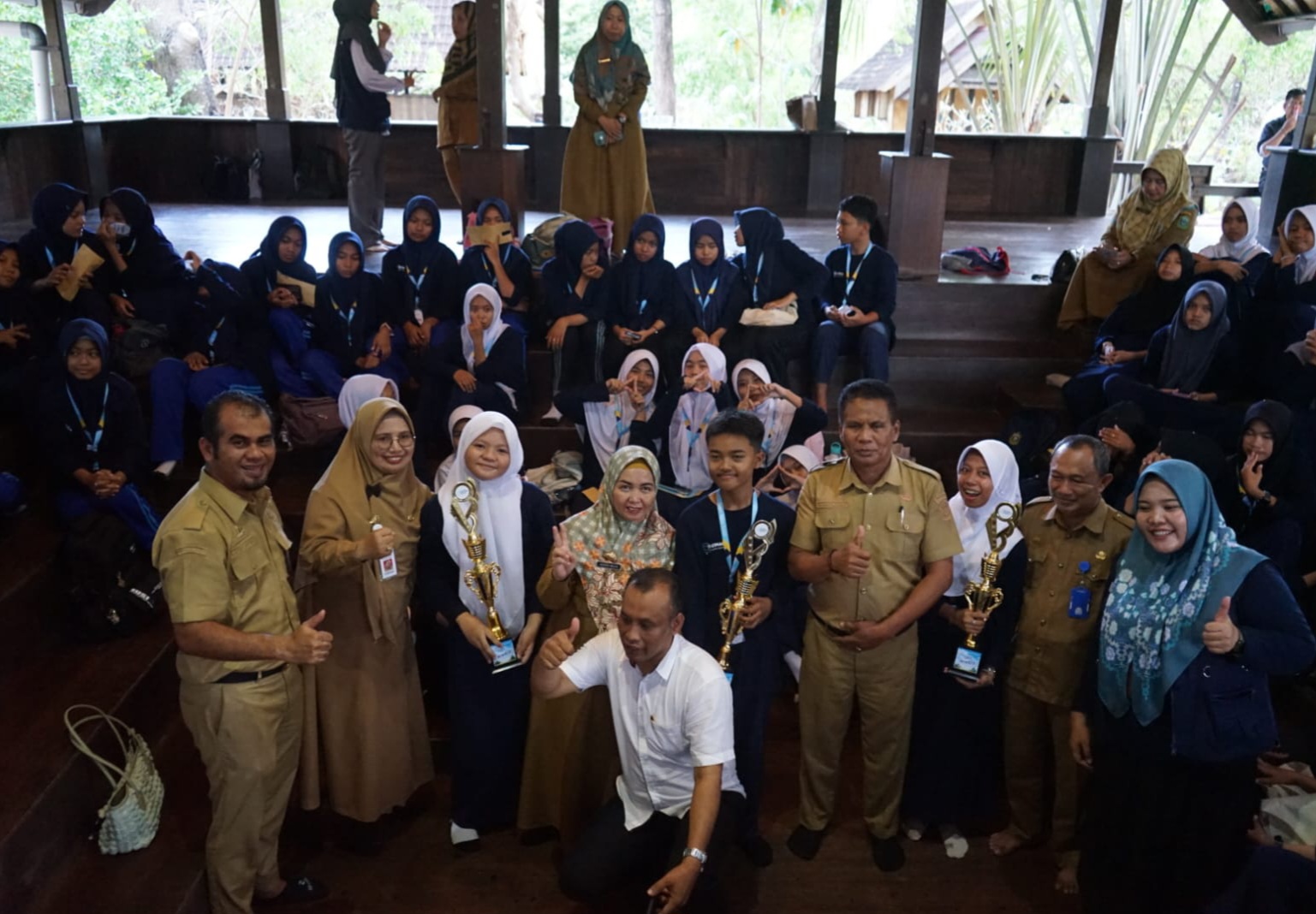 See You Next Time! English Camp DEC & Disdikbud 2025 Ditutup, Sejumlah Peserta Terima Award