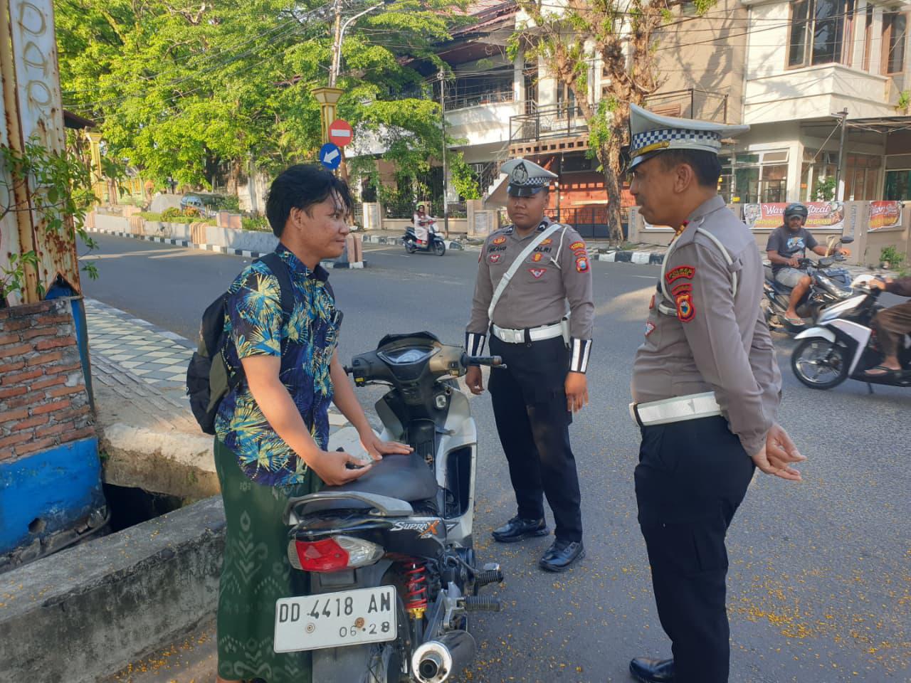 Satlantas Polres Parepare Imbau Masyarakat Bahaya Berkendara Gunakan Handphone