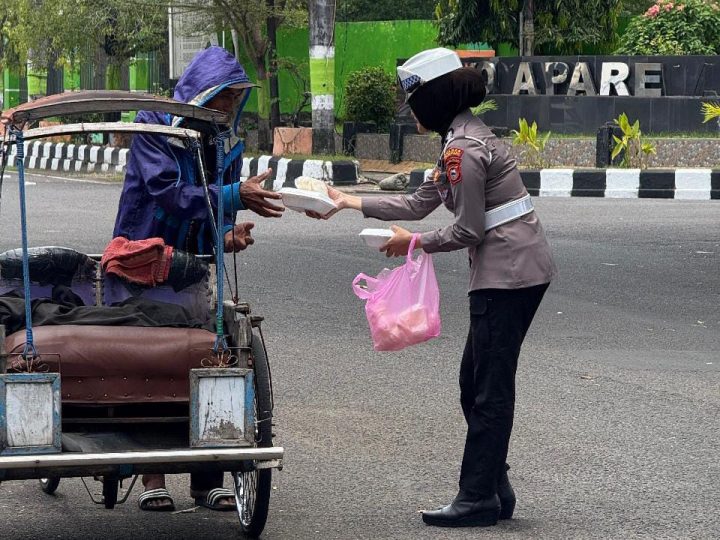 Polwan Satlantas Parepare Berbagi Berkah di Hari Jumat