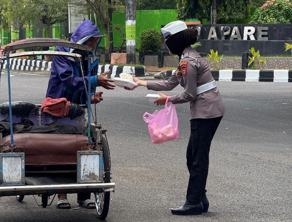 Polwan Satlantas Parepare Berbagi Berkah di Hari Jumat