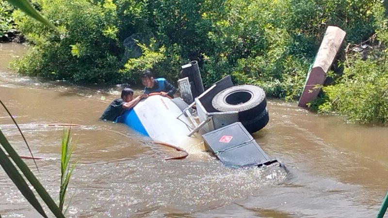 Mobil Tangki BBM Terjun ke Sungai Samaenre Pinrang