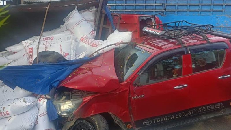 Truk Pengakut Pakan Ayam Tabrak Minibus Parkir di Depan BRI Pinrang