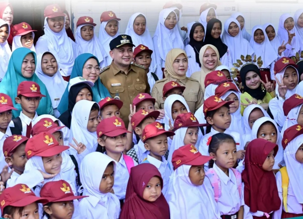 Munafri dan Aliyah Kompak ke Pulau Kodingareng, Serahkan Tunjangan Khusus Tenaga Pendidik dan Seragam Gratis