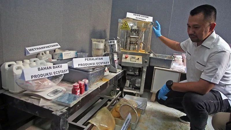 Polisi Bongkar Kasus Pabrik Rumahan Yang Ternyata Produksi Ekstasi