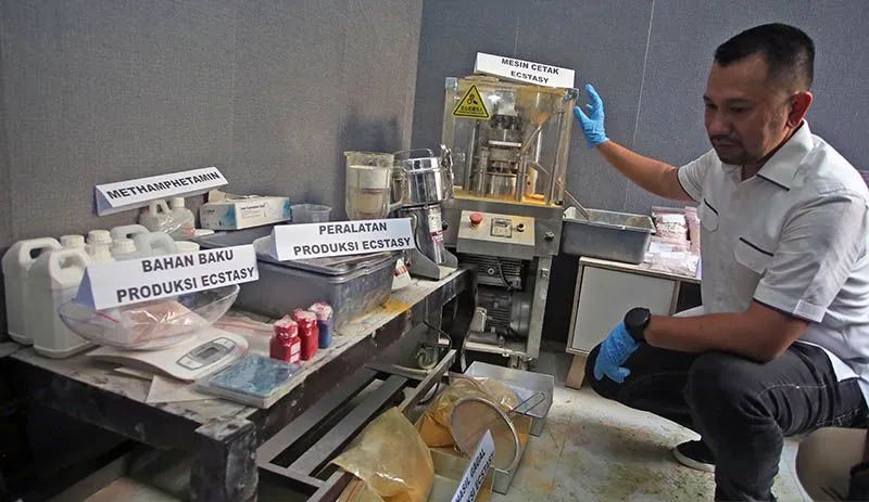 Polisi Bongkar Kasus Pabrik Rumahan Yang Ternyata Produksi Ekstasi