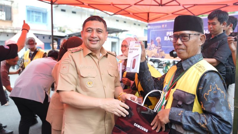 Era Digitalisasi Parkir, Jukir Makassar Dibekali Smartphone