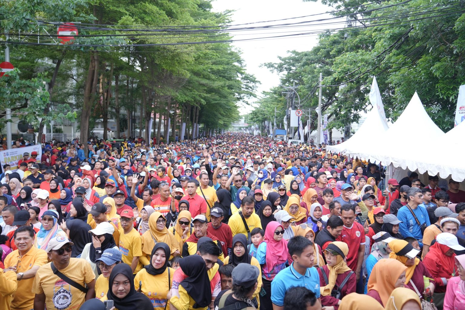 Jalan Sehat HUT Makassar ke-418 Ramai Ribuan Warga, Appi: Ini Bukti Makassar Solid