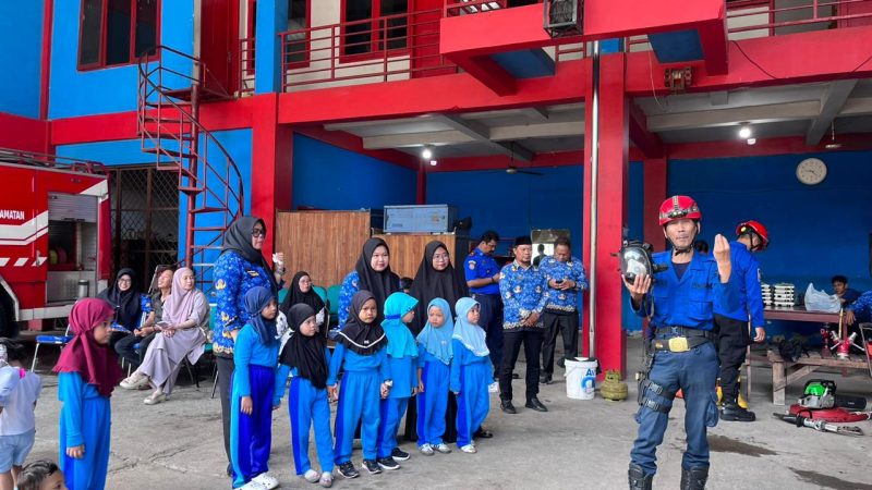 Damkar Parepare Kenalkan Peralatan dan Simulasi Kebakaran kepada Anak TK