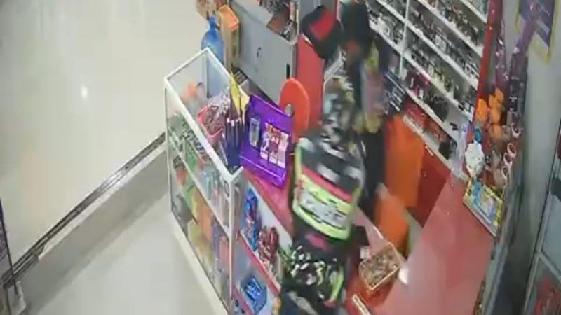 Dua Pria Bertopeng Rampok Minimarket di Sidrap