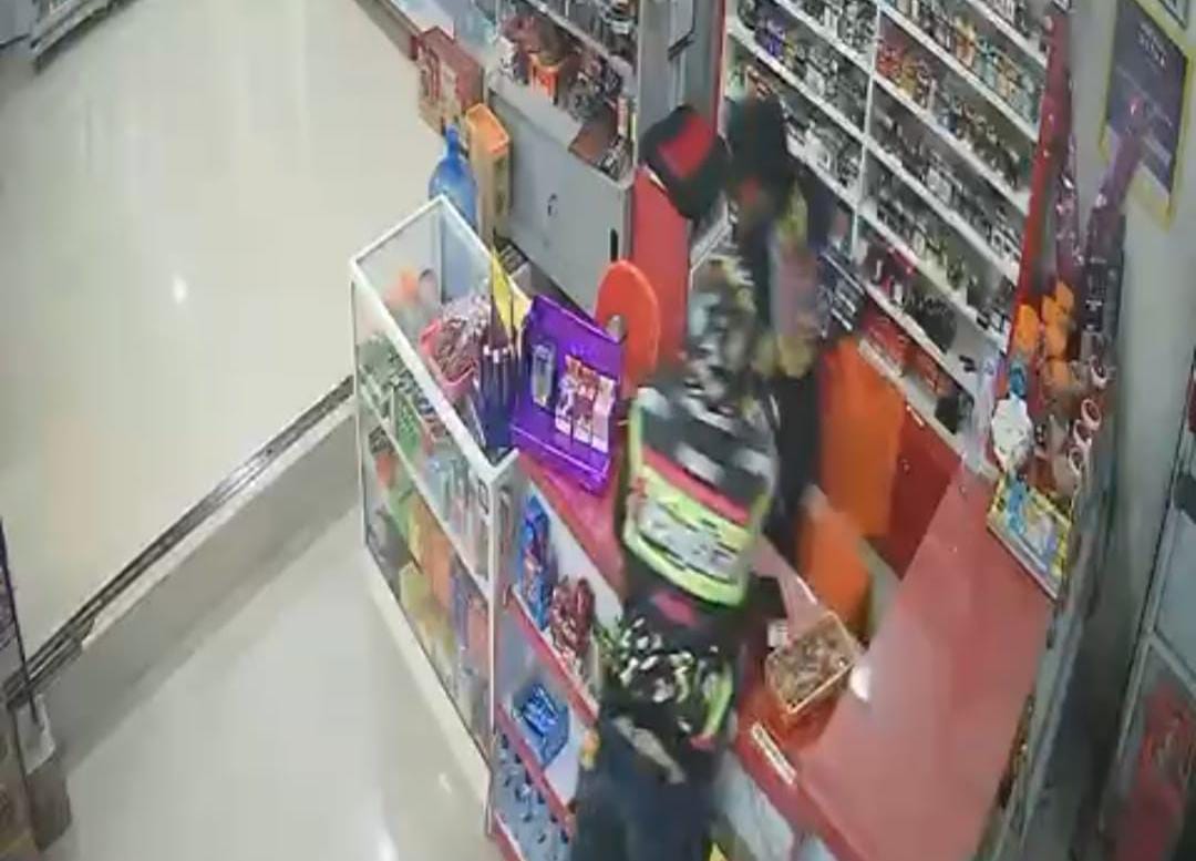 Dua Pria Bertopeng Rampok Minimarket di Sidrap
