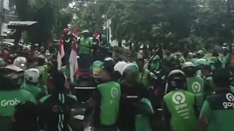 Hindari Jalan Ini, Ratusan Driver Ojol Unjuk Rasa di Makassar