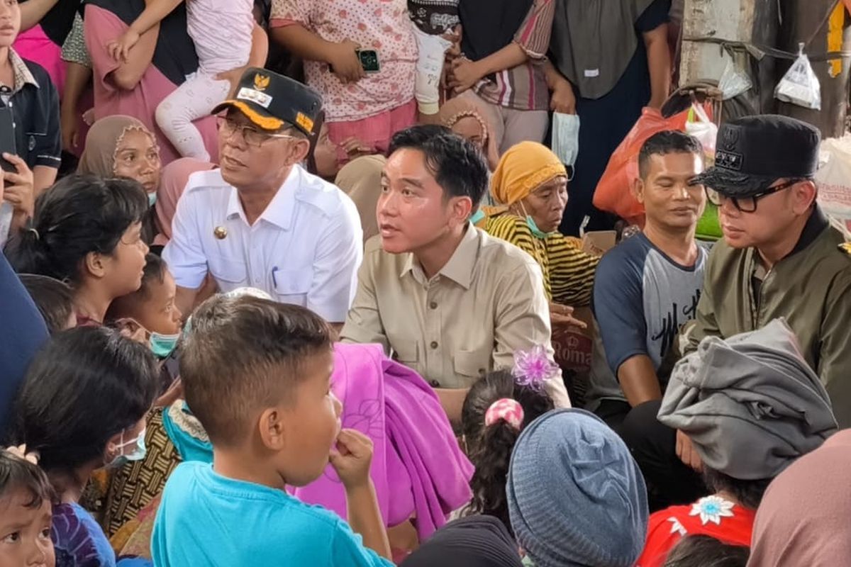 Akses Jalan Lumpuh, Gibran Minta Desa Terisolir Ditempuh Dengan Jalan Apapun