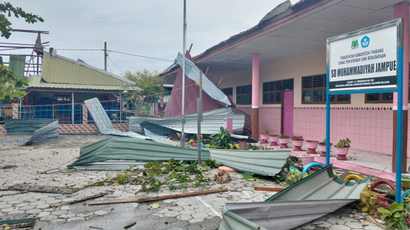 Puluhan Rumah Warga di Dua Kecamatan Pinrang Rusak Parah Diterjang Puting Beliung