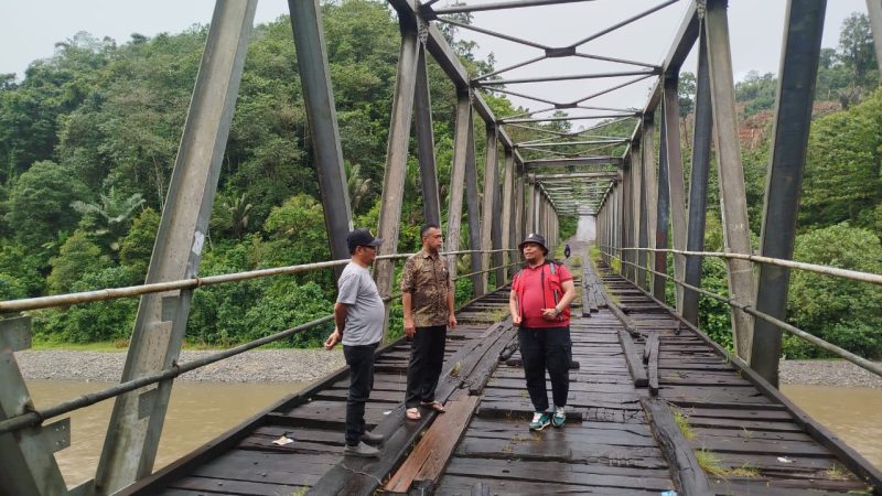Antisipasi Kerusakan, Kepala Dinas PUPR Sulbar Tinjau Langsung Jembatan Sungai Bonehau
