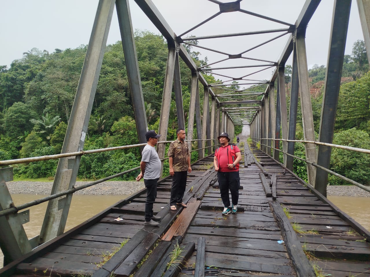 Antisipasi Kerusakan, Kepala Dinas PUPR Sulbar Tinjau Langsung Jembatan Sungai Bonehau