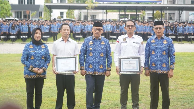 Plt Kadinsos P3A dan PMD Sulbar Dampingi Gubernur Serahkan Penghargaan Desa Berprestasi