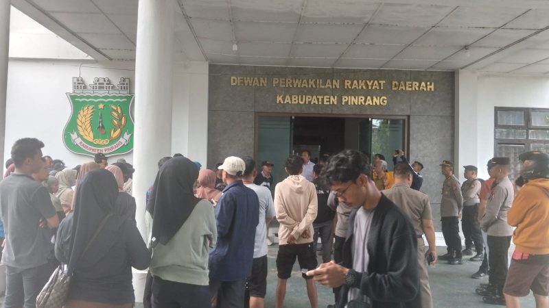 Ogah Digusur, Puluhan Pedagang di Pinrang Datangi Gedung DPRD