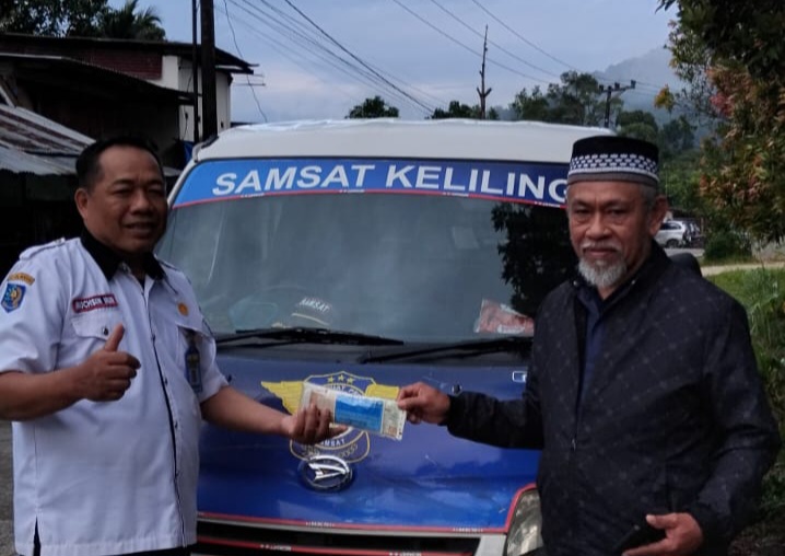 Door to Door Dinilai Efektif, Kepala Bapenda Sulbar Apresiasi Penagihan PKB Rp12,76 Juta di Mamasa