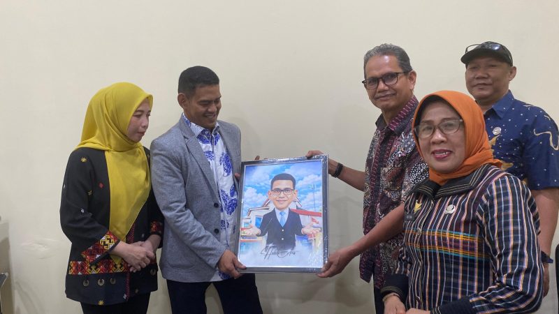 Habibi Aziz Diganjar Penghargaan oleh DPMPTSP Sulbar