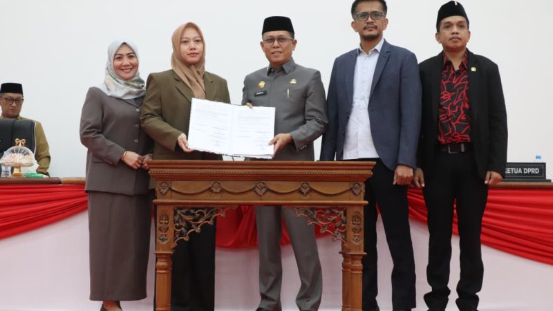 Paripurna Sahkan Perubahan Perda BUMD Sebuku Energi Malaqbi, Sekda Sulbar Jamin Tindak Lanjut Aspirasi DPRD