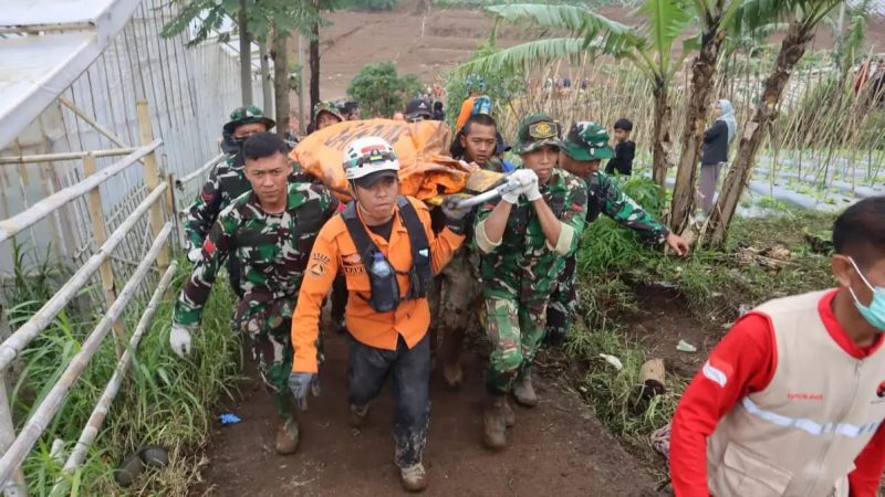 Tim SAR Gabungan Menemukan 9 Kantong Jenazah di Longsor Bandung Barat