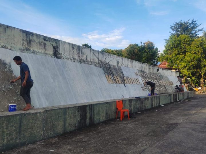 Jelang Ramadan, ASN Pemkot Parepare Bahu Membahu Benahi Masjid Agung