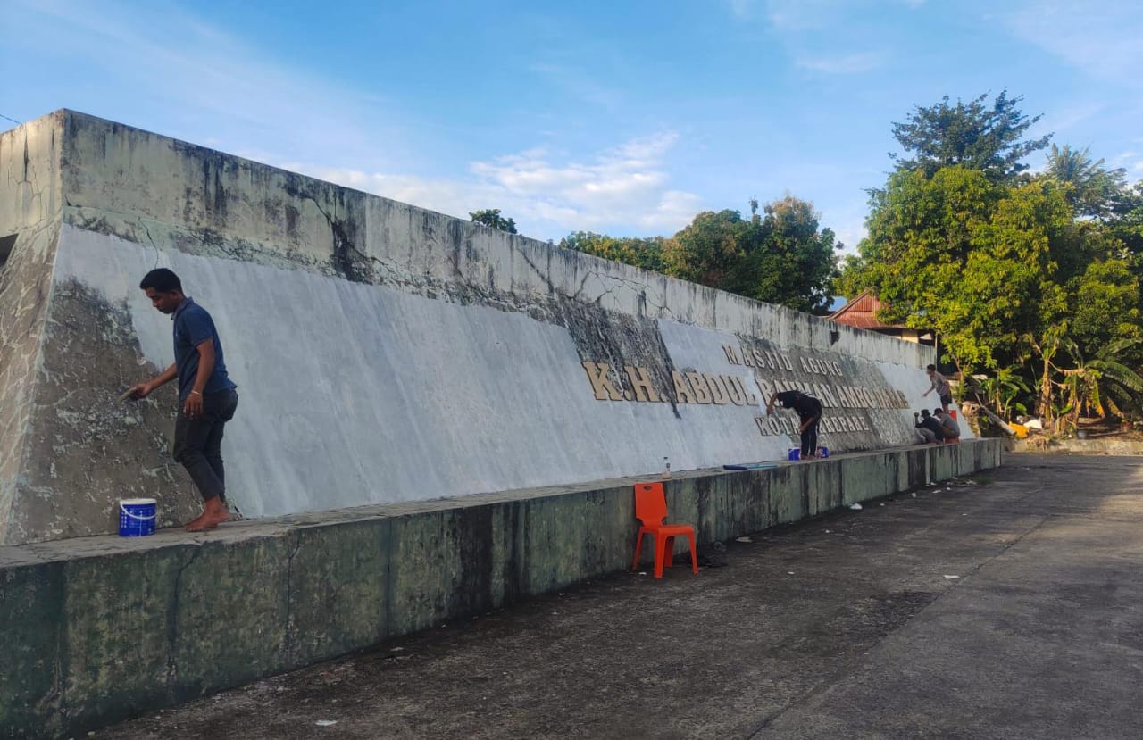 Jelang Ramadan, ASN Pemkot Parepare Bahu Membahu Benahi Masjid Agung