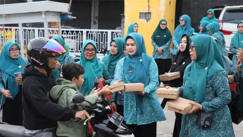 TP PKK Parepare Berbagi Takjil di Empat Titik Strategis