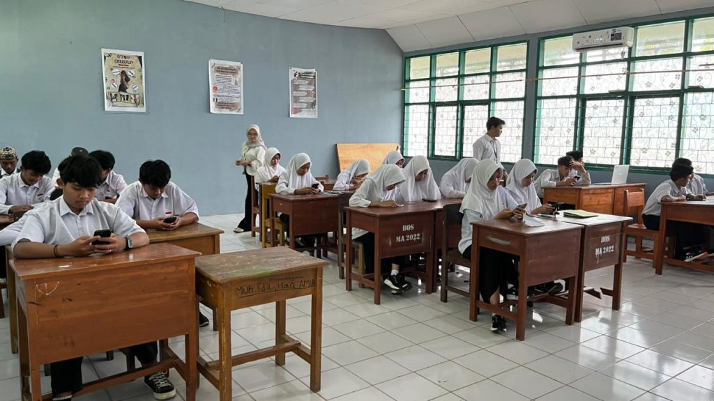 Siswa-siswi peserta Tryout MA Al Badar serius mengerjakan simulasi Ujian