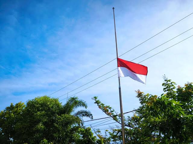 PENGUMUMAN RESMI: Pemprov Sulbar Instruksikan Pengibaran Bendera Setengah Tiang Sebagai Tanda Berkabung