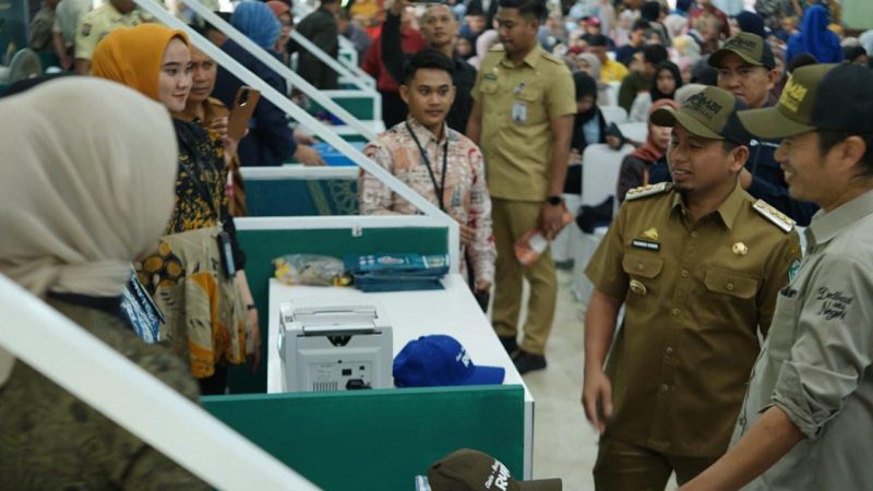 Layanan Tukar Uang Baru Jelang Lebaran di Parepare Langsung Diserbu Warga