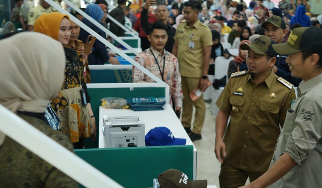Layanan Tukar Uang Baru Jelang Lebaran di Parepare Langsung Diserbu Warga
